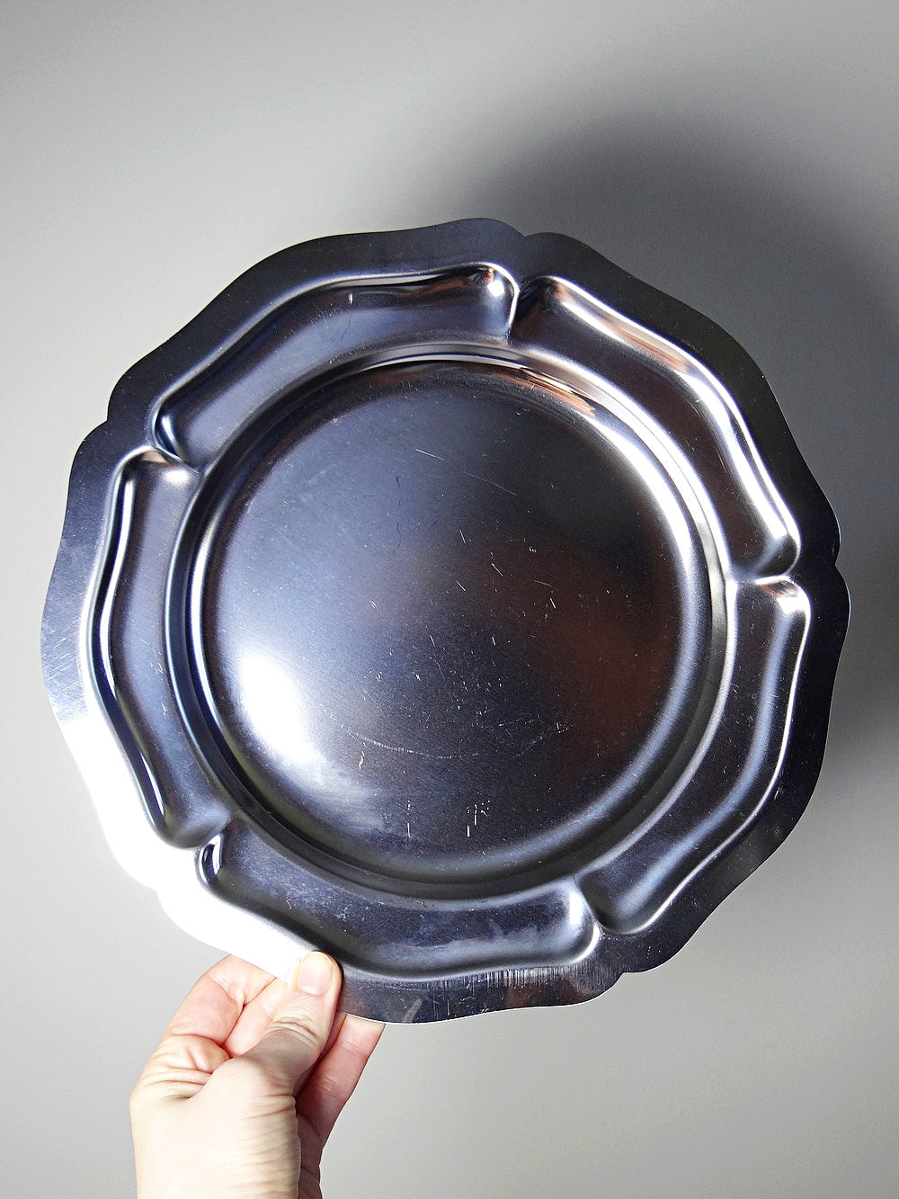 Vintage Servierplatte aus Edelstahl Made in France mit Muschelrand