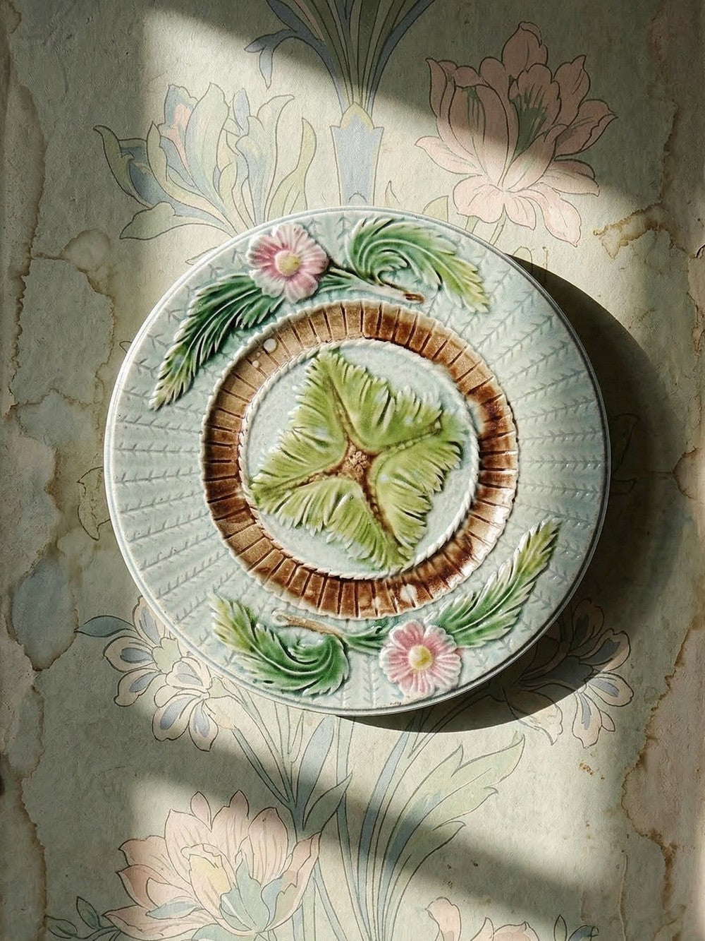 Vintage Dessertteller Majolika polychrom mit Pflanzendekor, frühes 20. Jh.