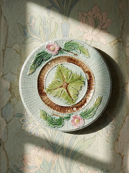 Vintage Dessertteller Majolika polychrom mit Pflanzendekor, frühes 20. Jh.