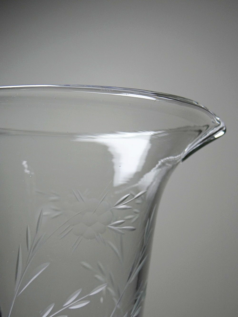 Vintage Glaskrug mit Blumendekor, Böhmen, rad-graviert