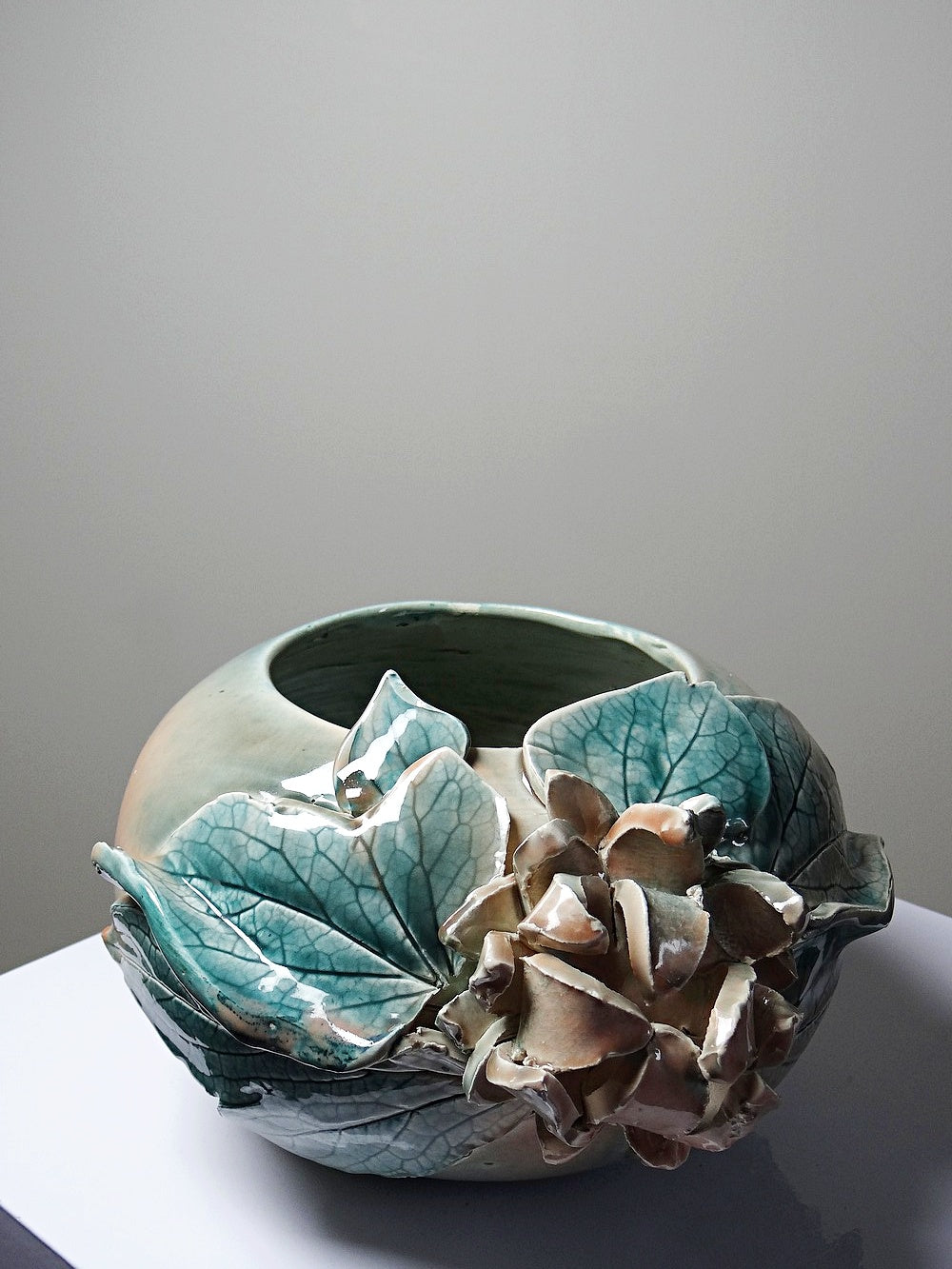 Vintage Kugelvase mit floralem Reliefdekor aus Keramik von Dina