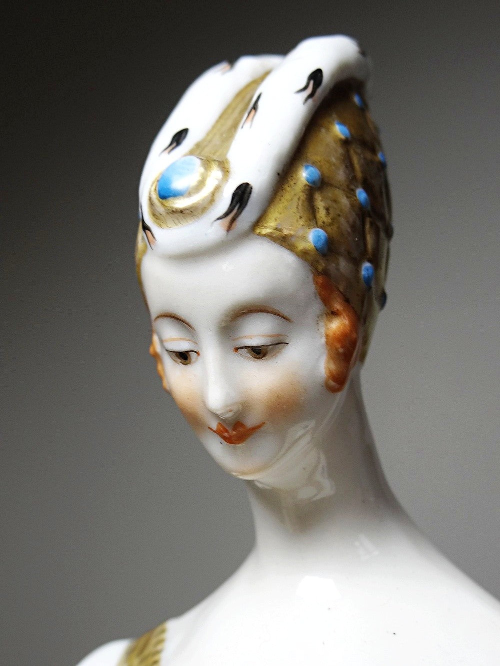 Vintage Porzellanfigurine Liseuse von J. Vesques blau Hermelin