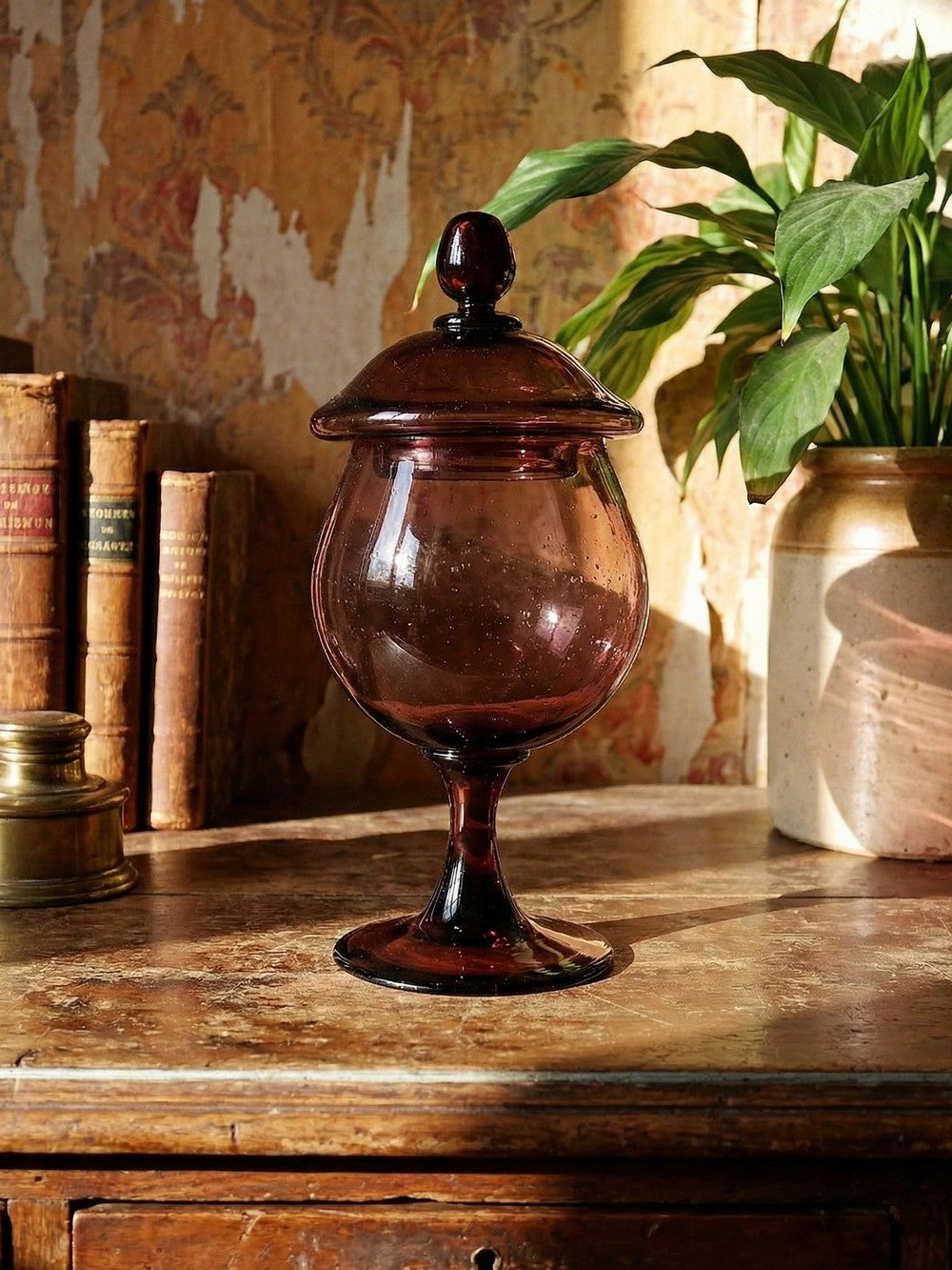Vintage Bonbonniere im Biot-Stil in Pflaumenviolett Glas mit Blasen
