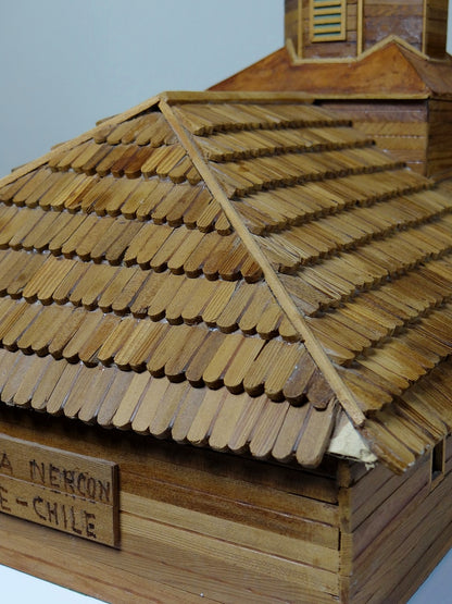 Vintage Kirchenmodell Iglesia Nercon Chiloe Chile Holz, Papier, Glas, grün, braun