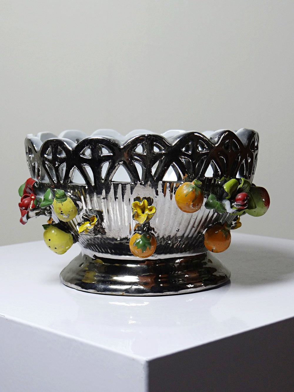 Vintage Servierschale aus silberglasierter Porzellan mit Durchbruchdekor Früchte Blumen