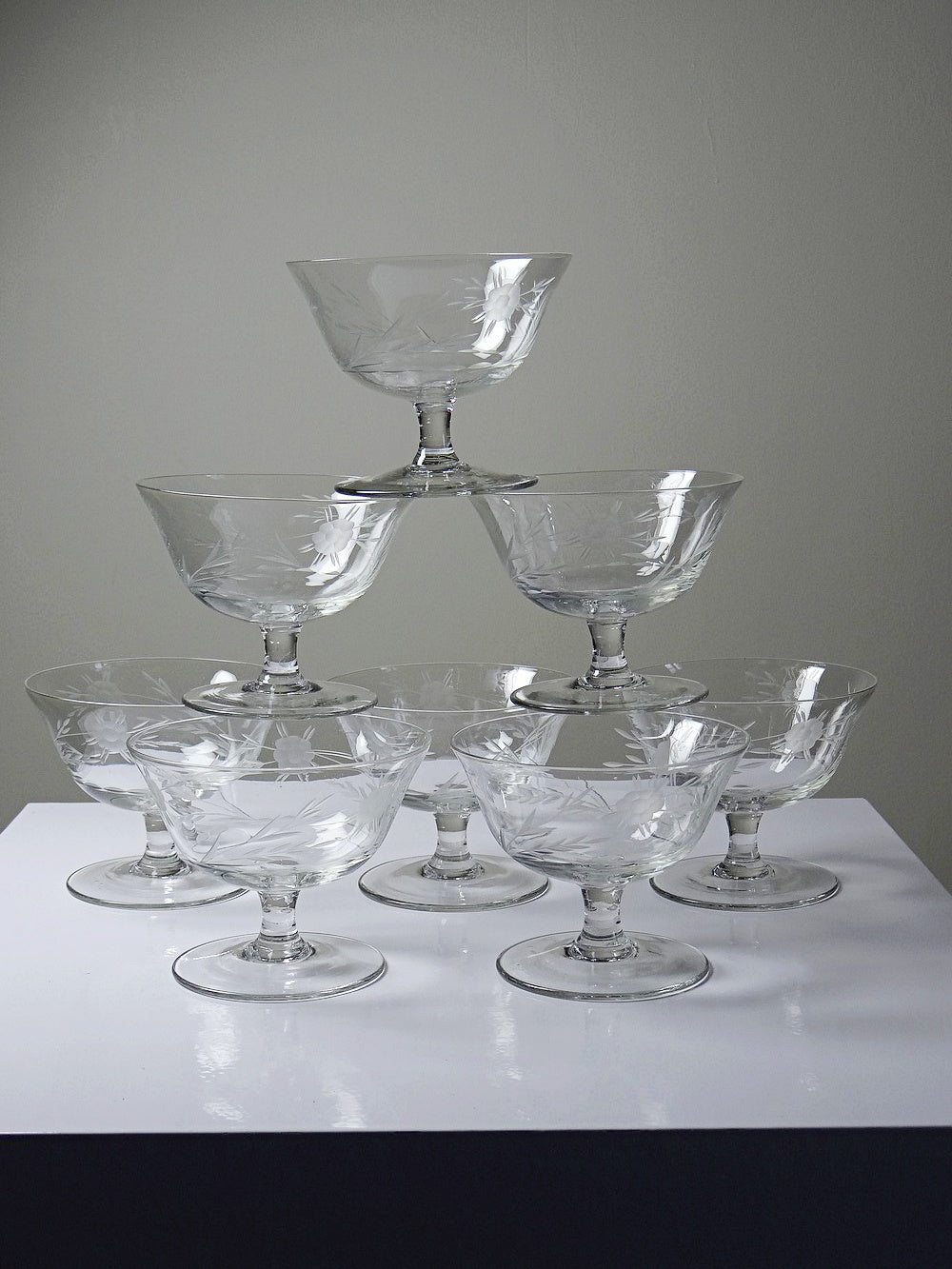 Set von 8 Vintage Champagnerschalen, radgraviertes Glas mit floralem Dekor, Böhmen