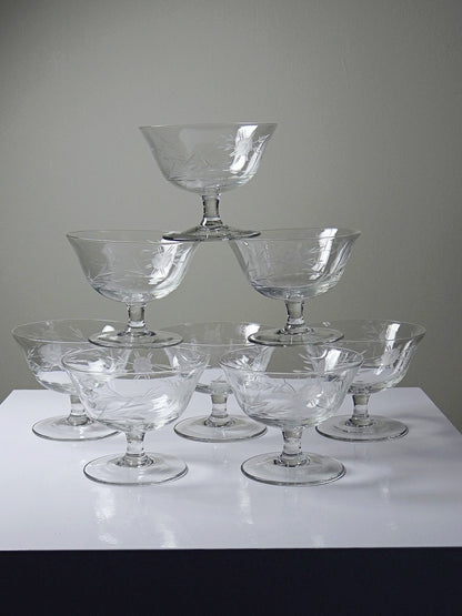 Set von 8 Vintage Champagnerschalen, radgraviertes Glas mit floralem Dekor, Böhmen