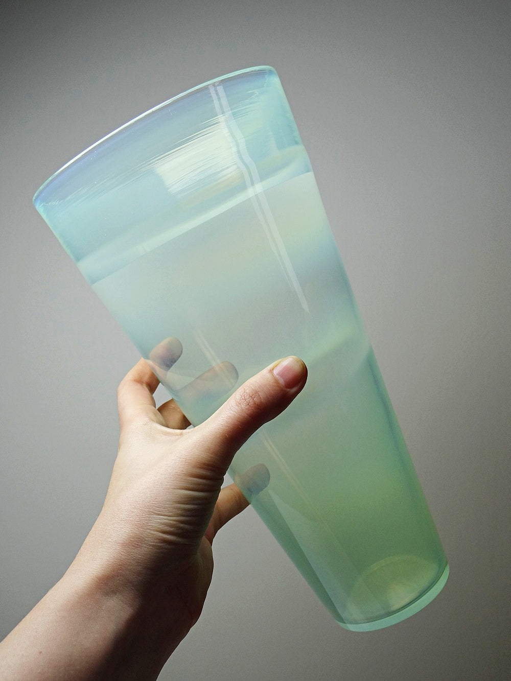 Vintage Vase im Kosta Boda Stil, opalinblaues Glas, handgeblasen