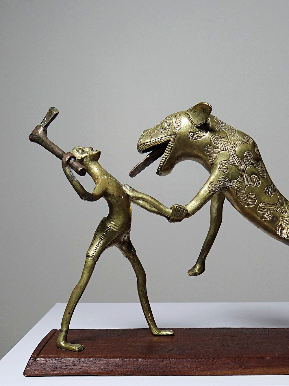 Vintage Bronzeskulptur "Le chasseur et la bête" aus Dahomey, Benin, Afrika