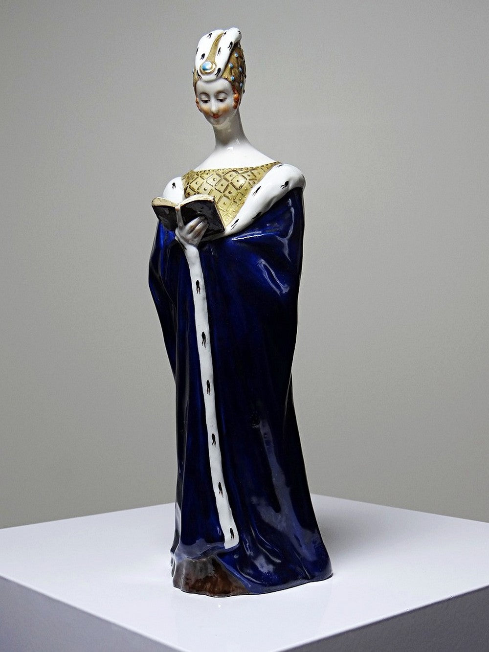 Vintage Porzellanfigurine Liseuse von J. Vesques blau Hermelin
