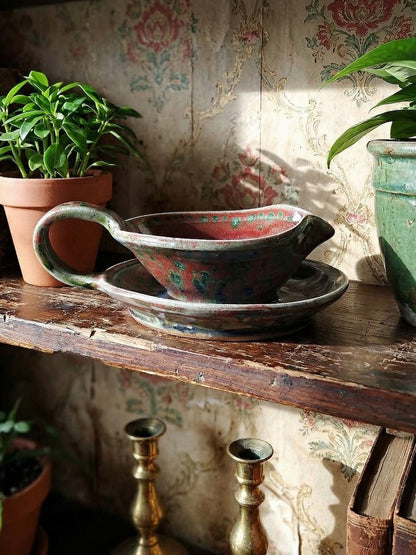 Vintage Sauciere Fontgombault rot grün von Fontgombault für Fontgombault glasierte Keramik