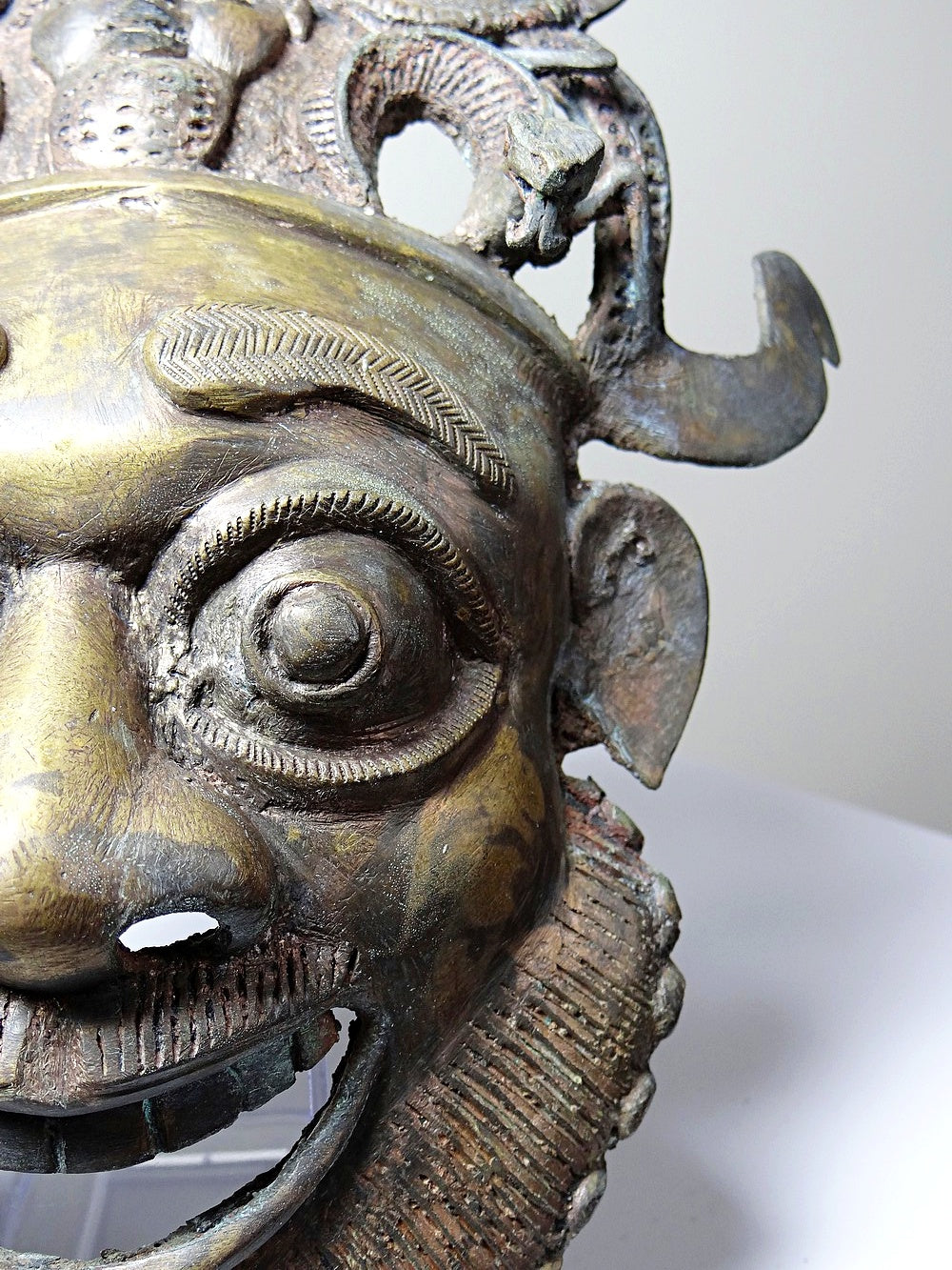 Vintage Maske Bamoun von GoldDekoration für Kamerun, Bronze