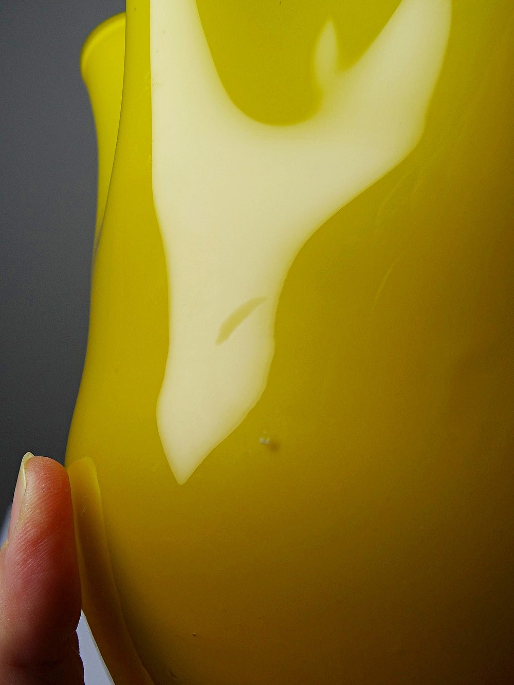 Vintage Vase Fazzoletto Murano gelb opalin, im Stil von Fulvio Bianconi