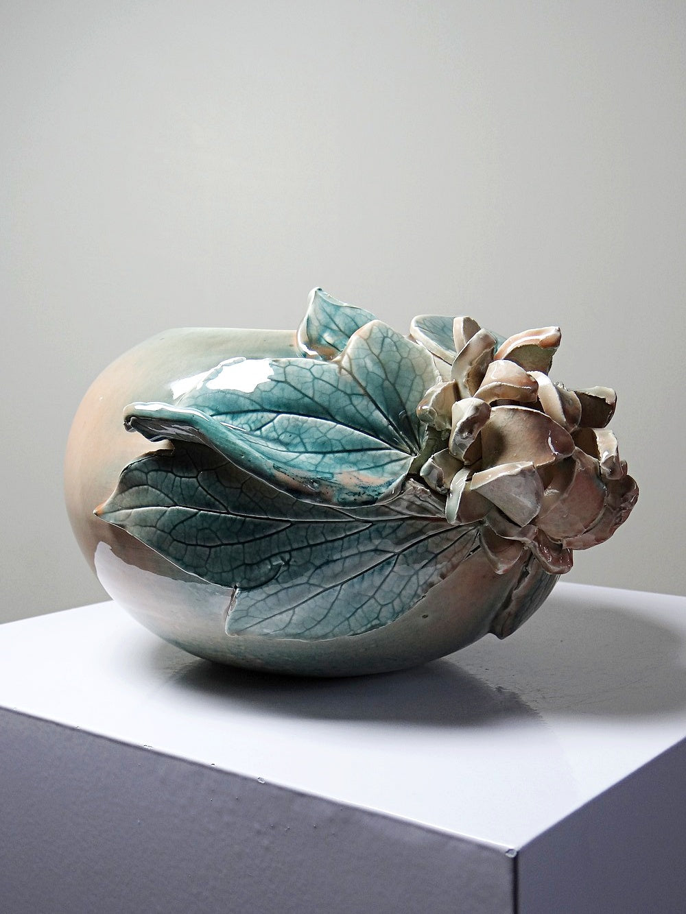 Vintage Kugelvase mit floralem Reliefdekor aus Keramik von Dina