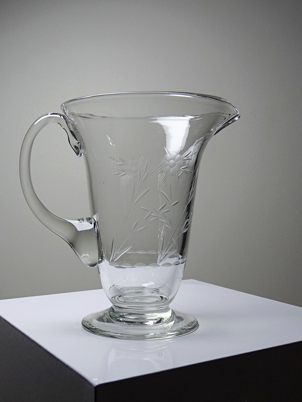 Vintage Glaskrug mit Blumendekor, Böhmen, rad-graviert