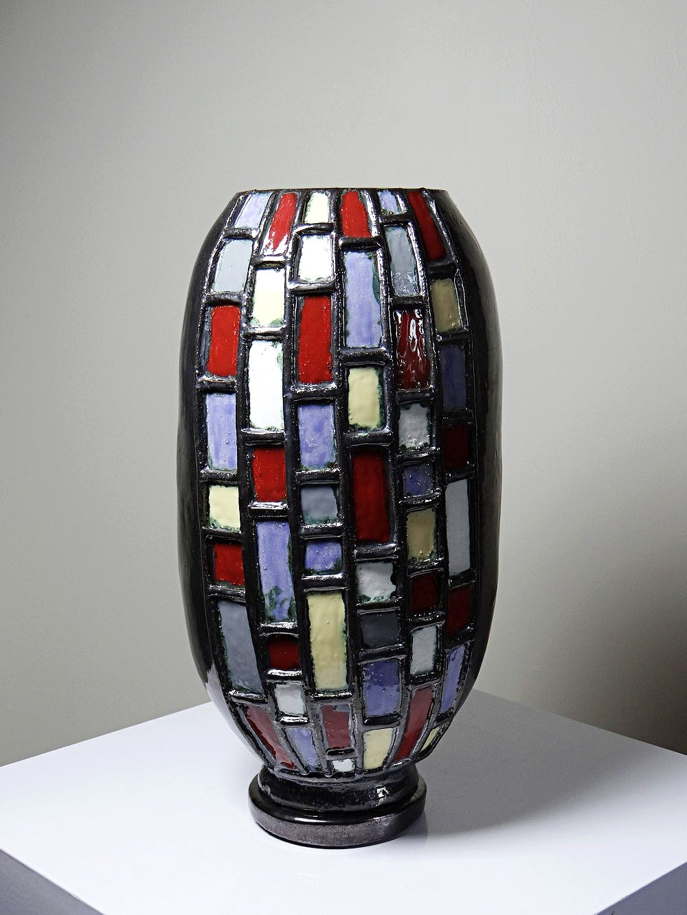 Vintage modernistische Vase aus schwarz glasierter Kunstkeramik