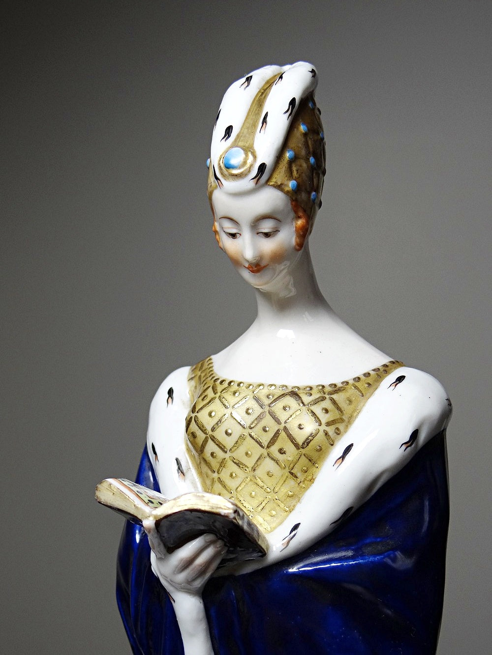 Vintage Porzellanfigurine Liseuse von J. Vesques blau Hermelin