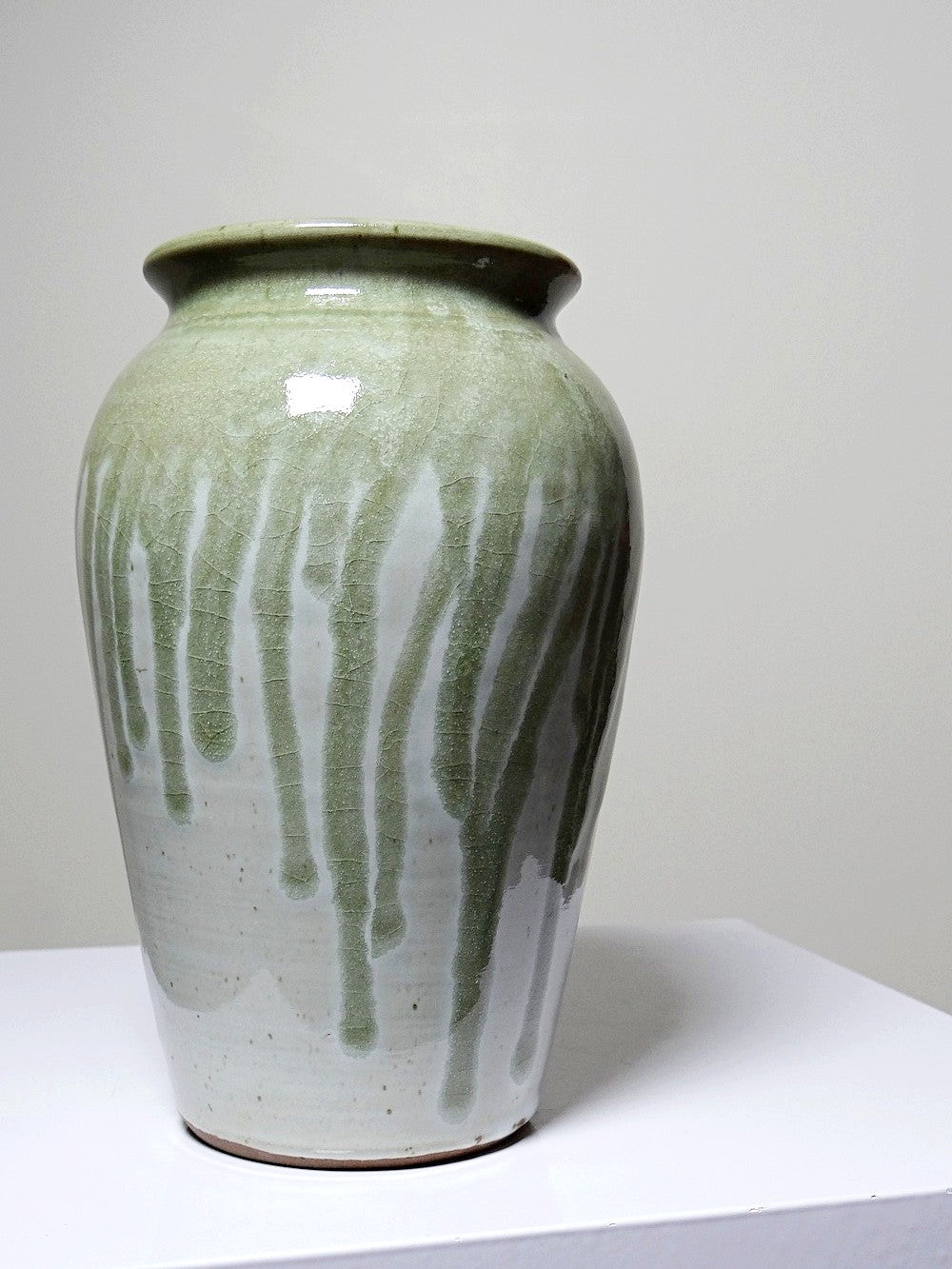Vintage Vase Wabi-Sabi Modernismus, Grünschimmer, Steinzeug, Ash Glaze
