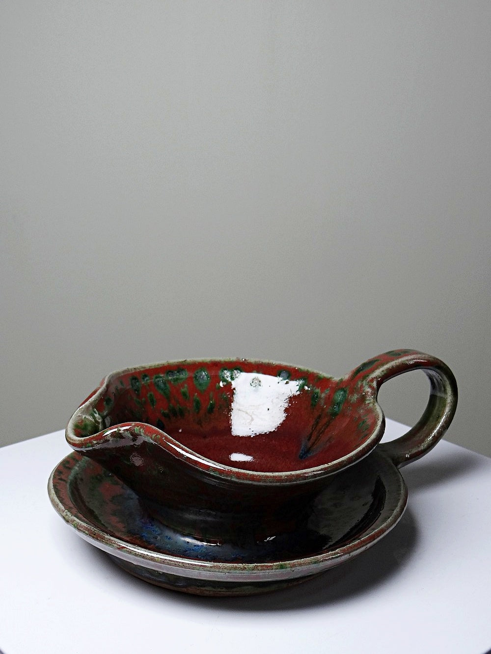 Vintage Sauciere Fontgombault rot grün von Fontgombault für Fontgombault glasierte Keramik