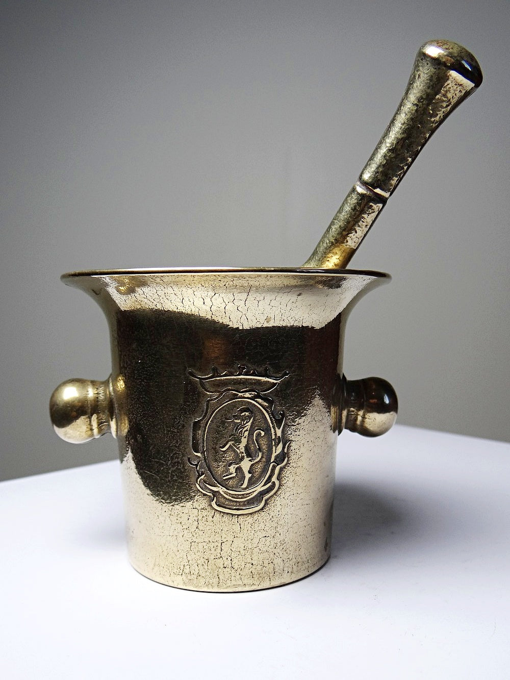 Vintage Apotheker Mörser mit Stößel vergoldete Bronze heraldischer Löwe