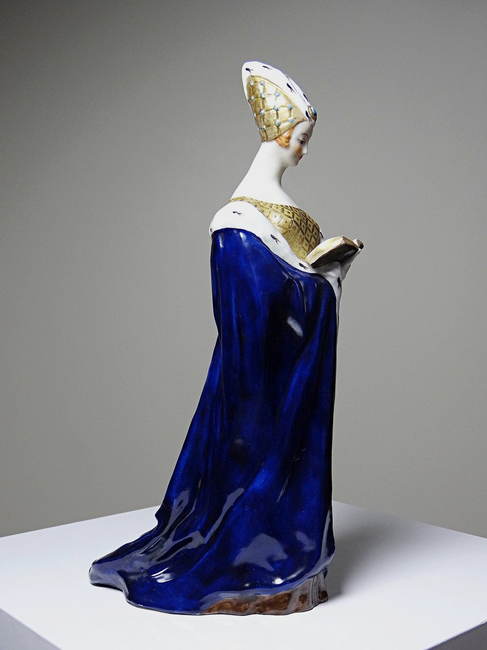 Vintage Porzellanfigurine Liseuse von J. Vesques blau Hermelin