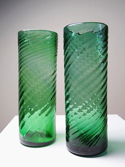 Vintage Glas Set von 2 grün gedrehtes mexikanisches mundgeblasenes Glas, groß