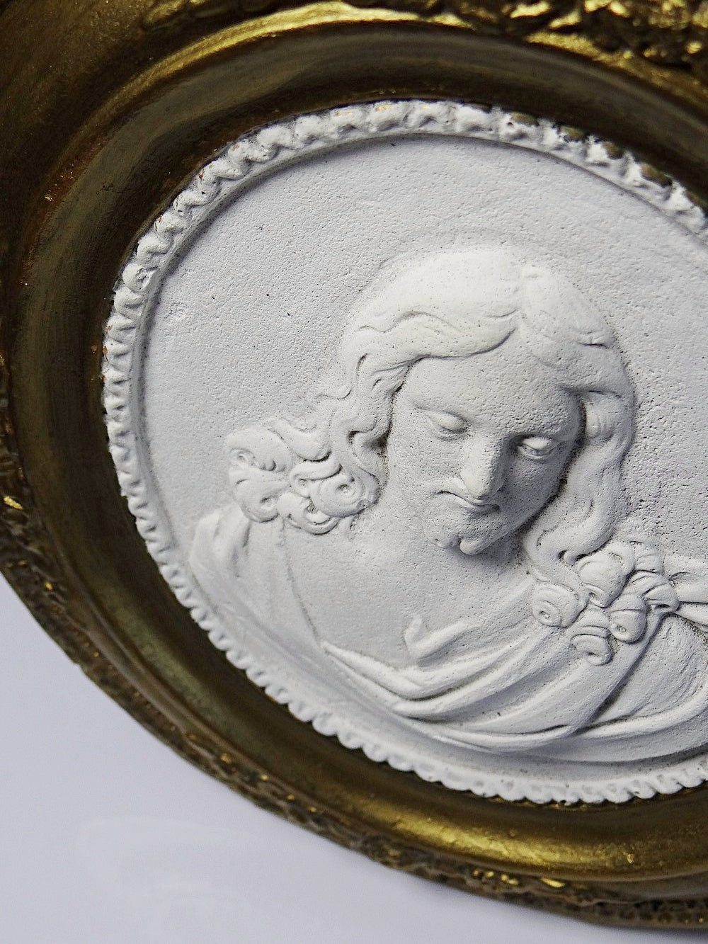Vintage Wandmedaillon Christus Religiös Weiß Gold Rosa Plaster Dekoration