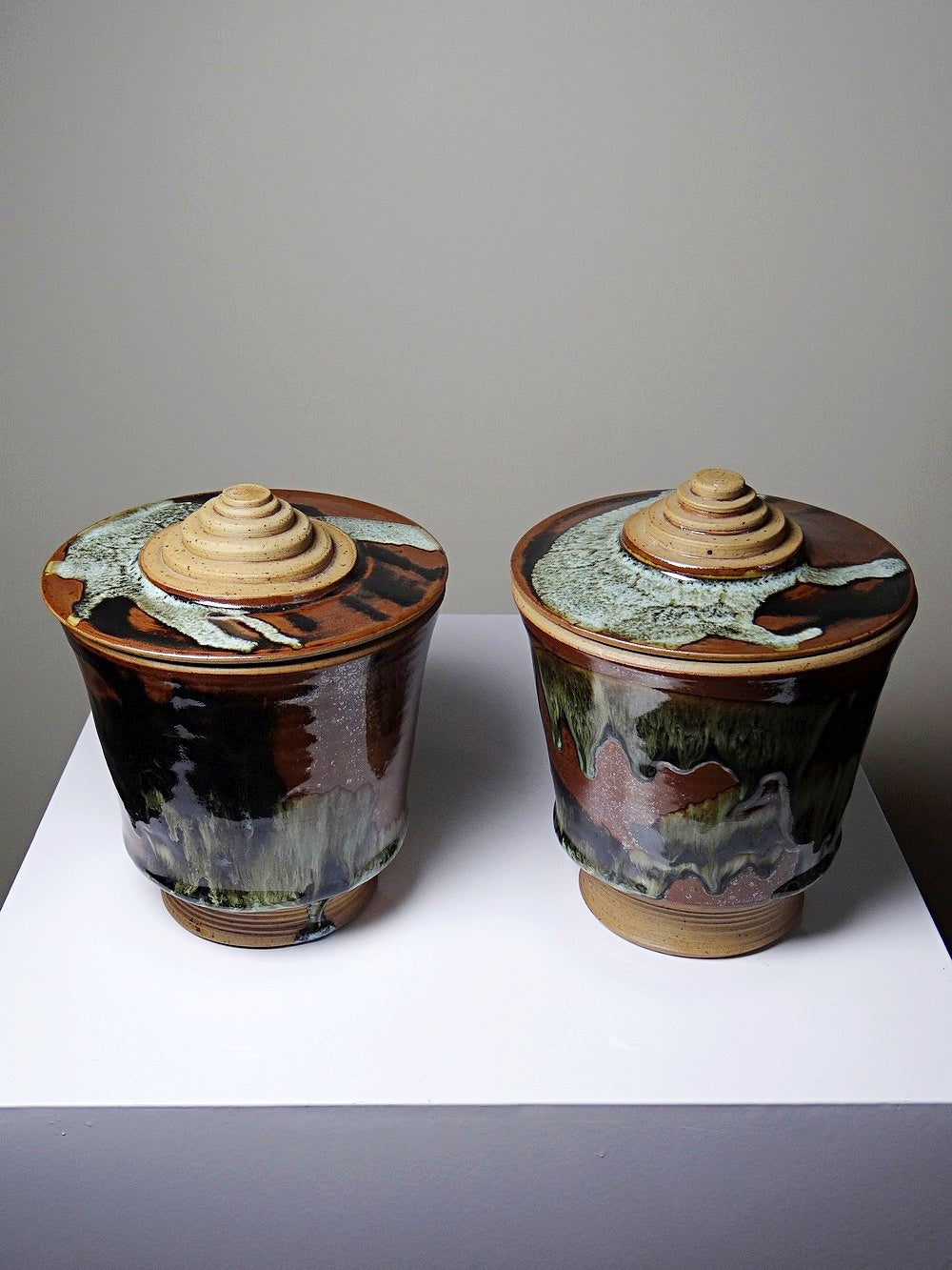 Vintage Servieraccessoire Set von 2 Steinguttopf von Studio Poterie braun-grün-schwarz-kupferfarben