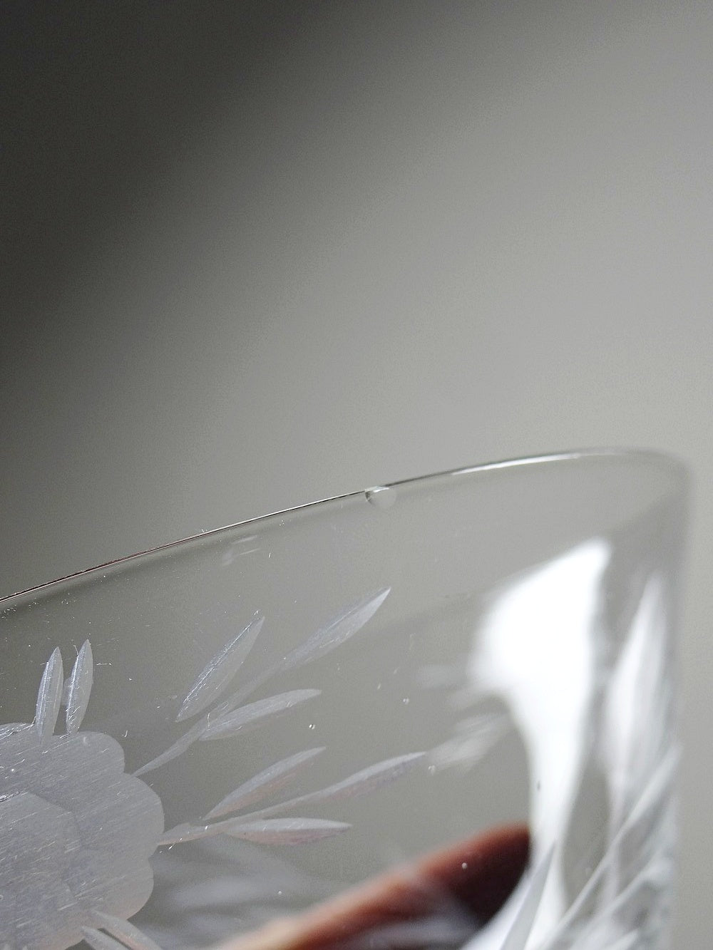 Set von 8 Vintage Champagnerschalen, radgraviertes Glas mit floralem Dekor, Böhmen