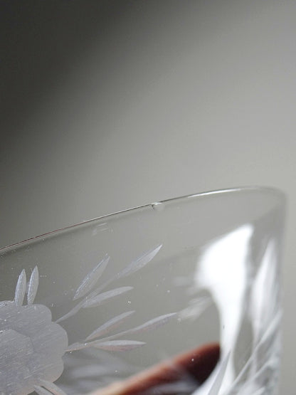 Set von 8 Vintage Champagnerschalen, radgraviertes Glas mit floralem Dekor, Böhmen