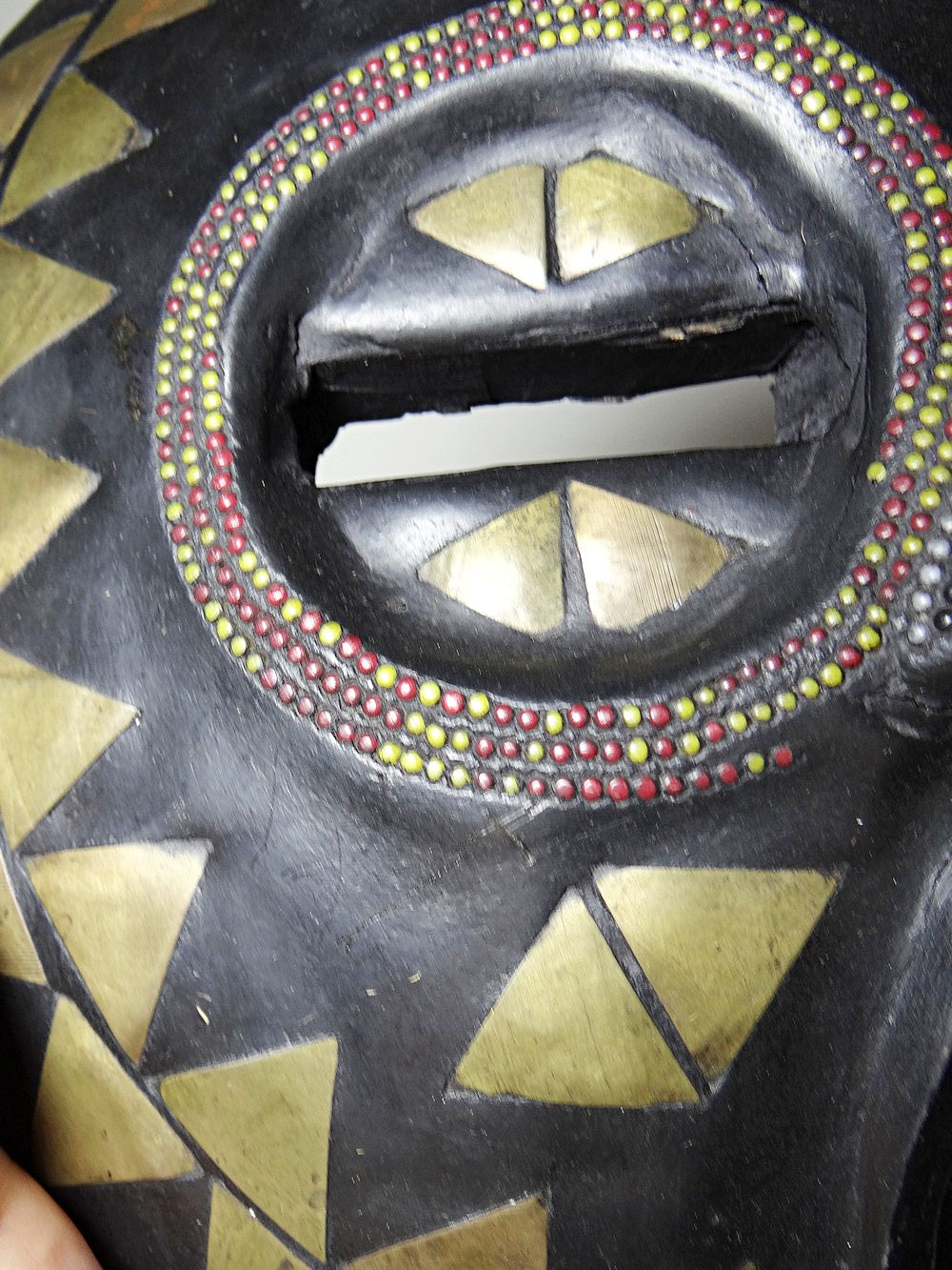Vintage Maske Lune Africain Luba Baluba aus Kongo Holz mit Glasperlen und Messingdekor
