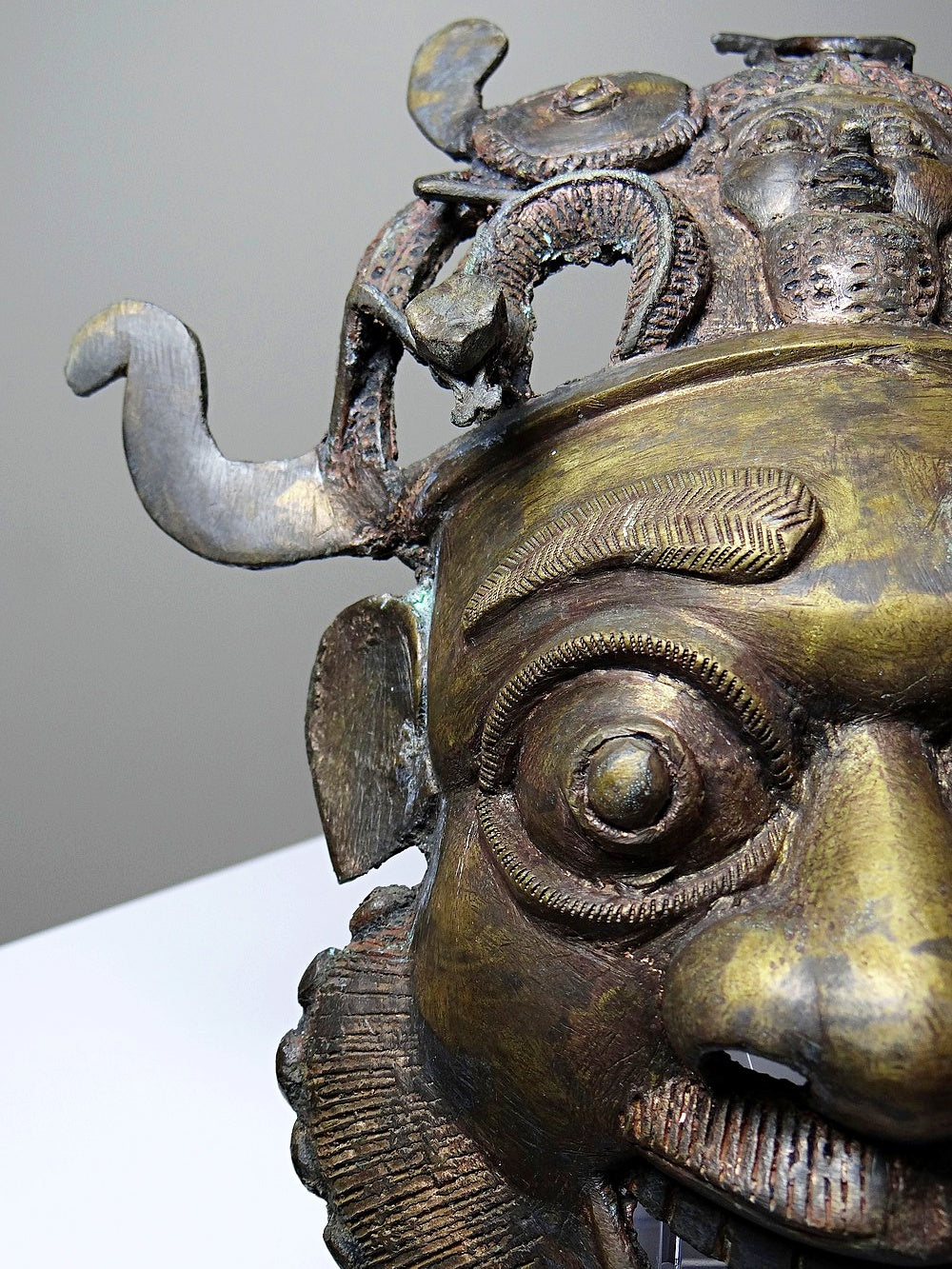 Vintage Maske Bamoun von GoldDekoration für Kamerun, Bronze