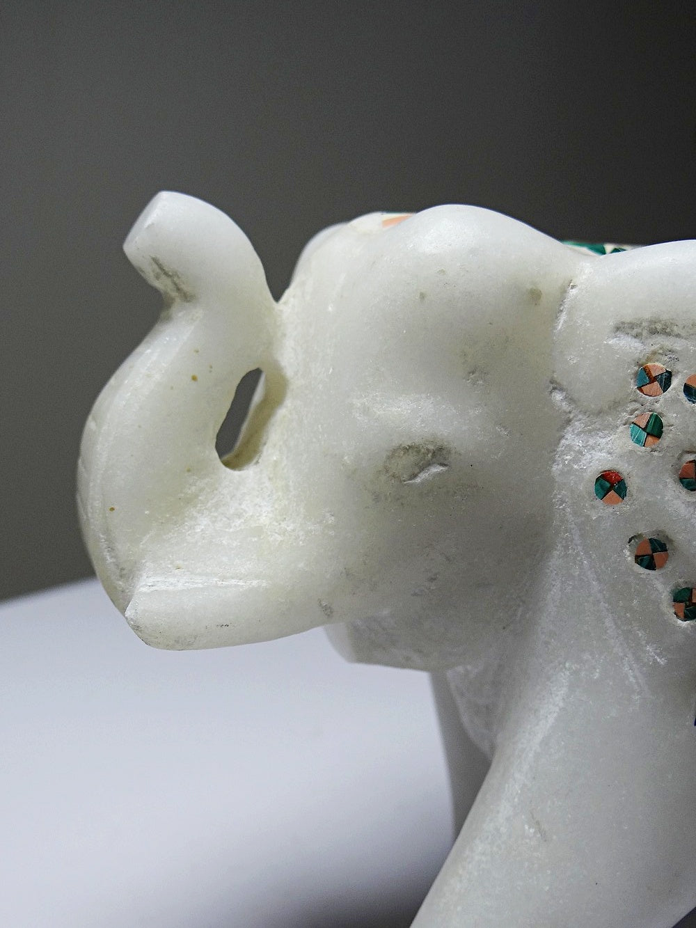 Vintage Deko Elefant aus Alabaster mit Steineinlagen, indisches Kunsthandwerk, Weiß