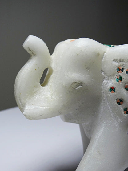 Vintage Deko Elefant aus Alabaster mit Steineinlagen, indisches Kunsthandwerk, Weiß
