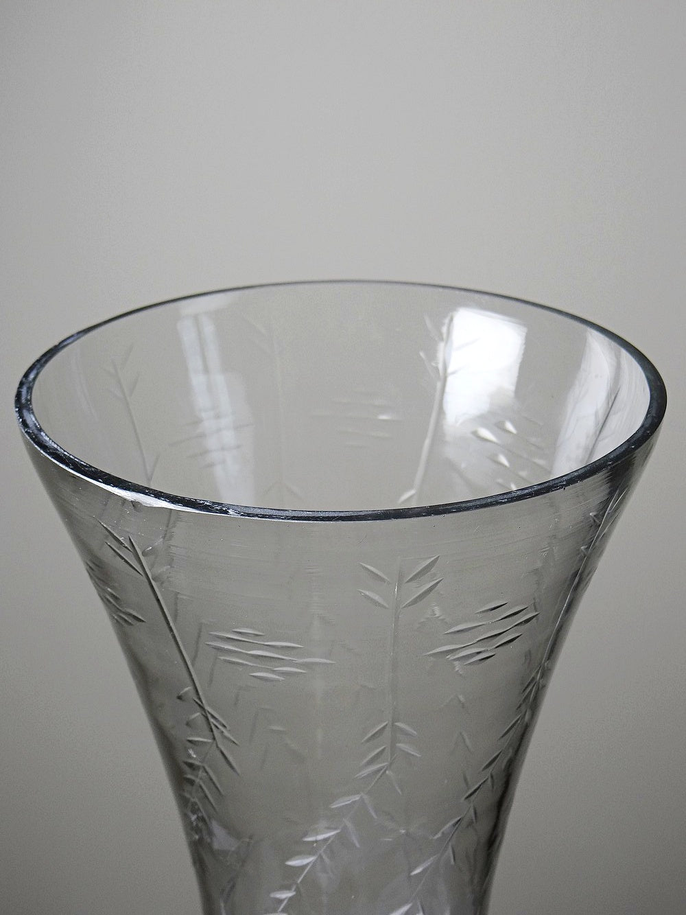 Vintage Vase graviertes mundgeblasenes Glas durchsichtig, sehr groß, antiker Stil