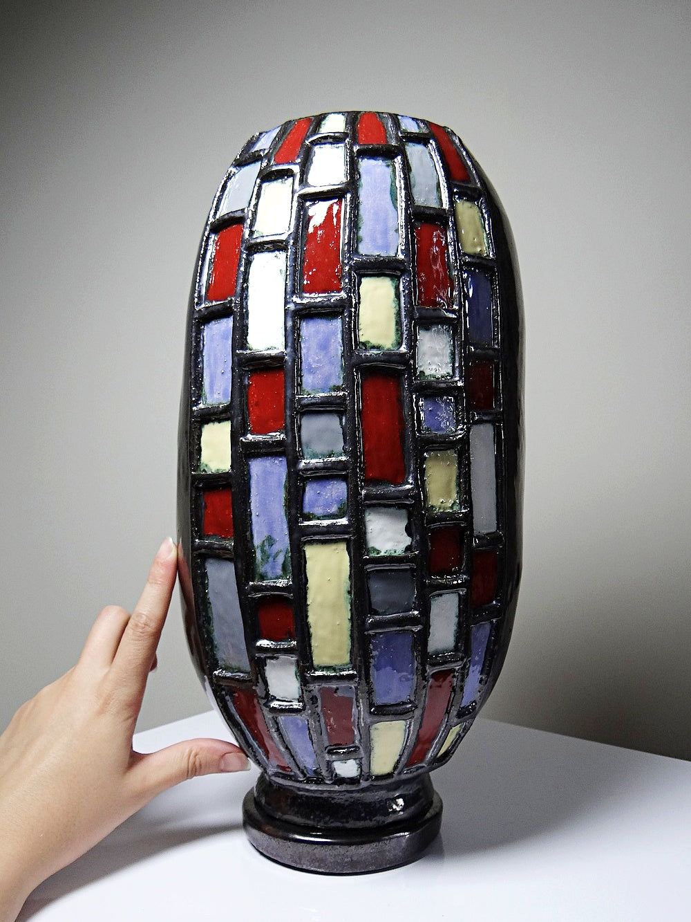 Vintage modernistische Vase aus schwarz glasierter Kunstkeramik