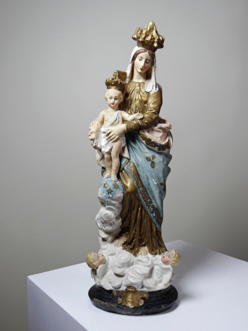 Vintage Religiöse Statue "Notre-Dame des Victoires" aus polychromem Gips