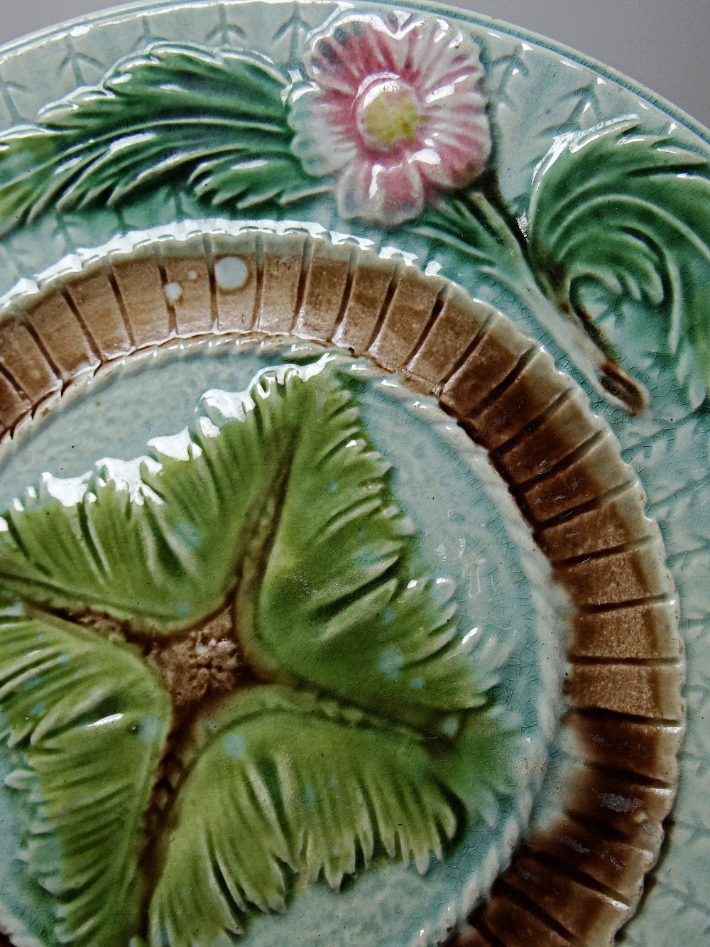 Vintage Dessertteller Majolika polychrom mit Pflanzendekor, frühes 20. Jh.
