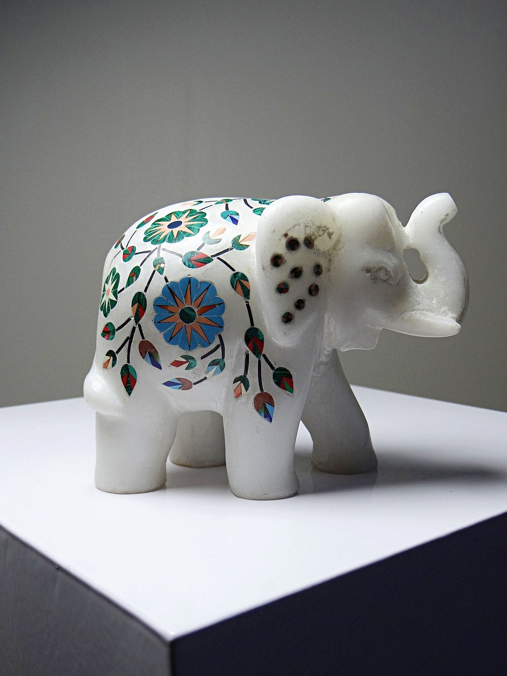 Vintage Deko Elefant aus Alabaster mit Steineinlagen, indisches Kunsthandwerk, Weiß
