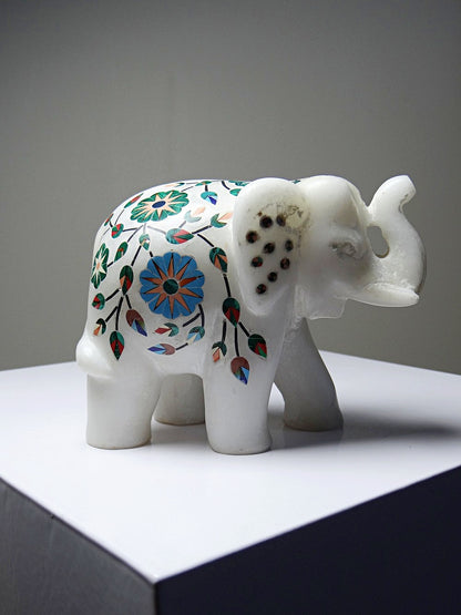 Vintage Deko Elefant aus Alabaster mit Steineinlagen, indisches Kunsthandwerk, Weiß