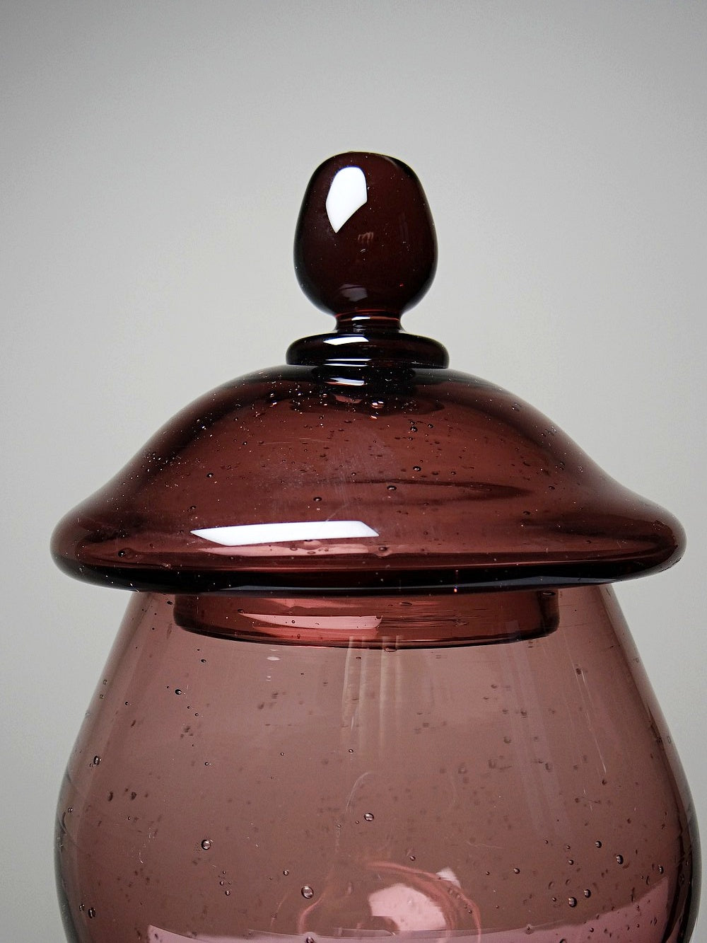 Vintage Bonbonniere im Biot-Stil in Pflaumenviolett Glas mit Blasen