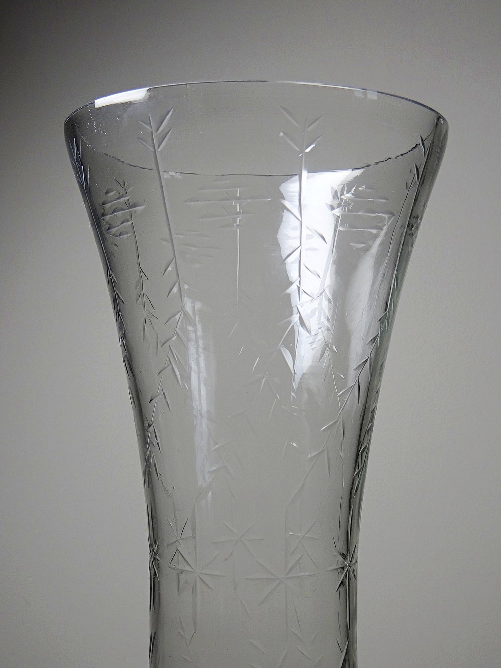 Vintage Vase graviertes mundgeblasenes Glas durchsichtig, sehr groß, antiker Stil