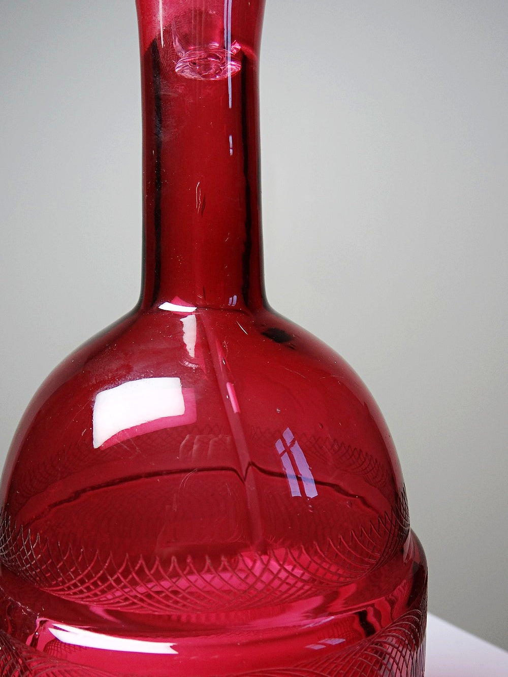 Vintage Karaffe aus Rubinglas, graviert, 19.-20. Jh.
