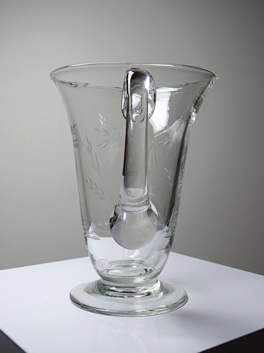 Vintage Glaskrug mit Blumendekor, Böhmen, rad-graviert