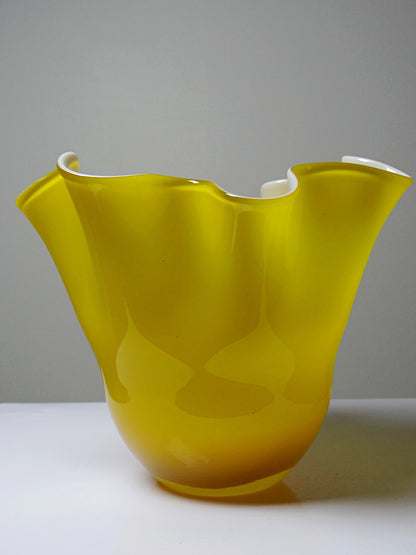 Vintage Vase Fazzoletto Murano gelb opalin, im Stil von Fulvio Bianconi