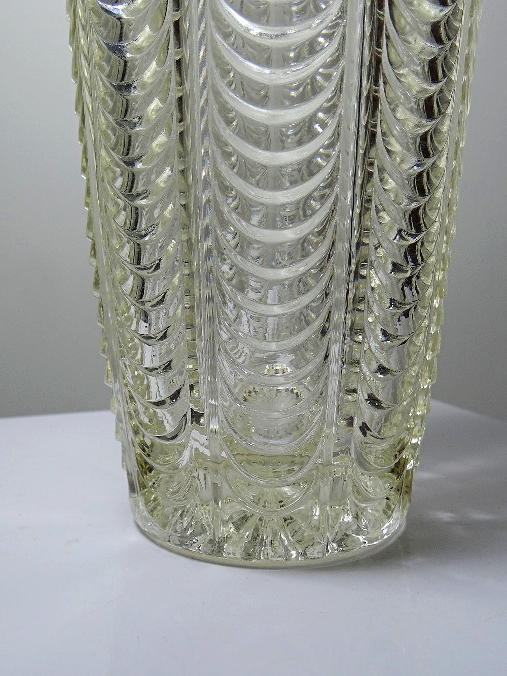 Vintage Vase aus italienischem Pressglas drapiertes Dekor gelb transparent