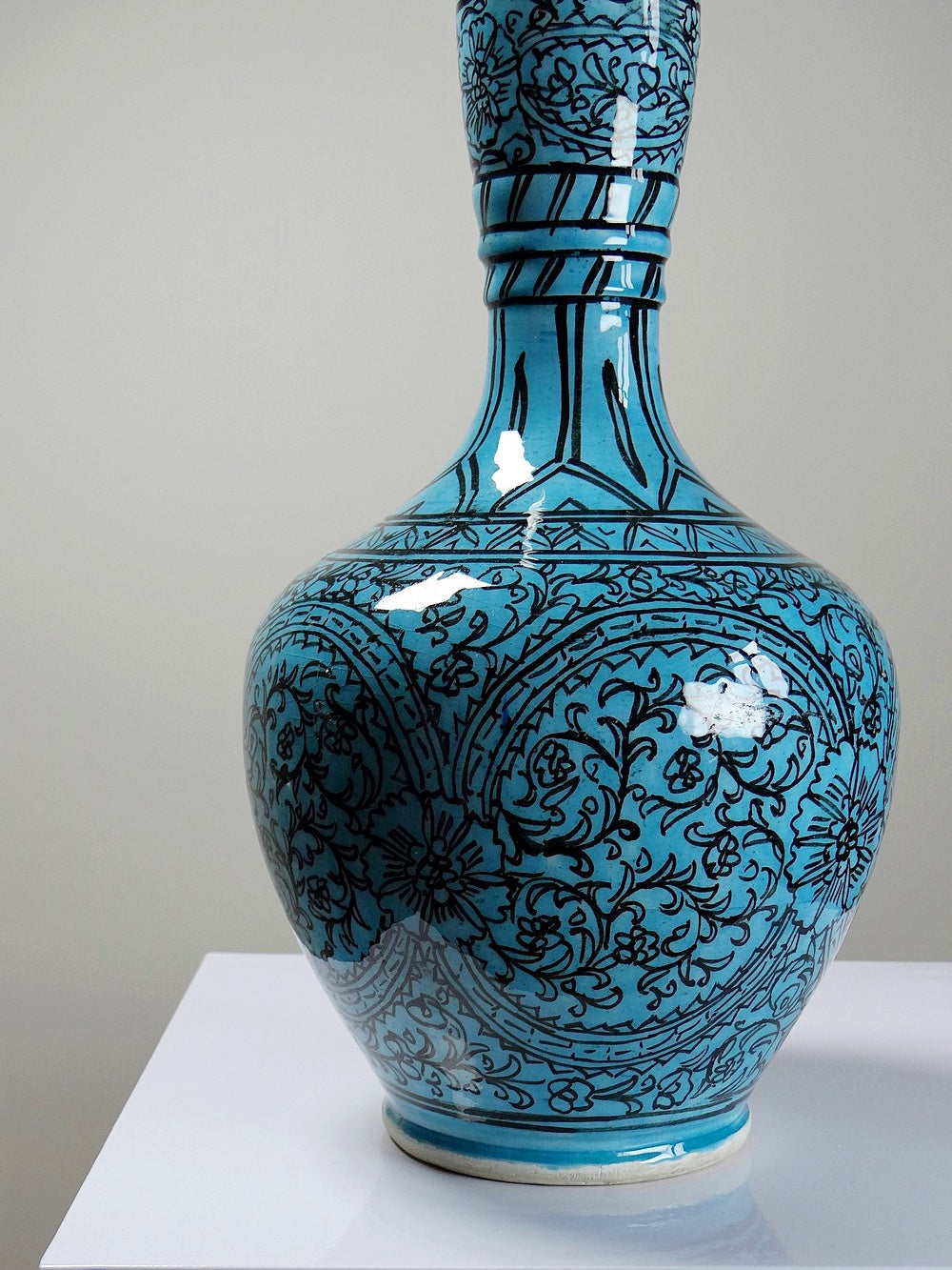 Vintage Vase Iznik Türkis von persisch Schwarzdekor Glasurkeramik