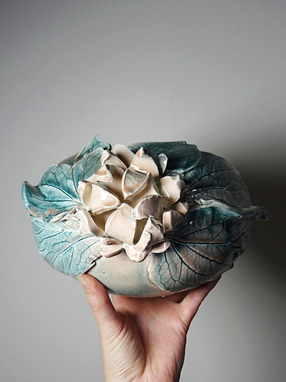 Vintage Kugelvase mit floralem Reliefdekor aus Keramik von Dina