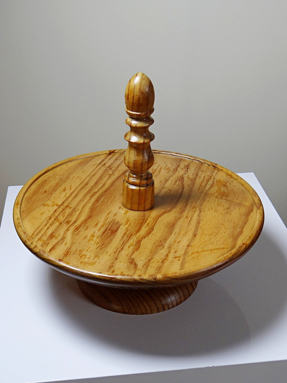 Vintage Servierständer aus Kiefernholz, gedrechselt, lackiert, Braun