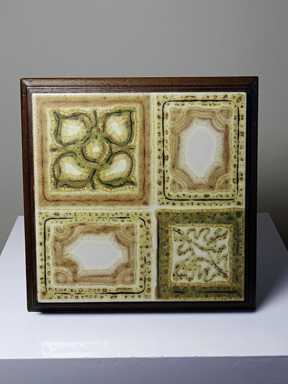 Vintage Untersetzer beige Servieraccessoire aus Keramik und Holz, ca. 1960–1970